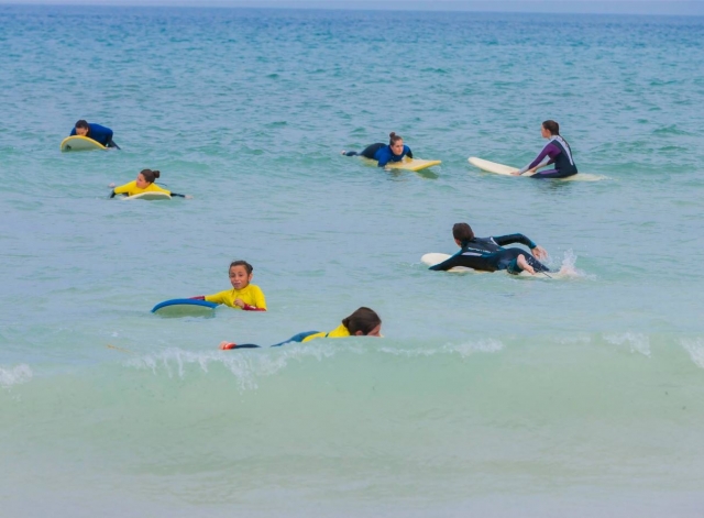 Alumnos probando las tablas en el agua